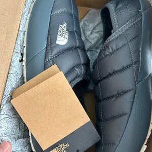 The North Face Womens Gray Quilted Slippers